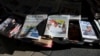 Portadas de los diarios españoles sobre la llegada a ese país del opositor y excandidato presidencial venezolano Edmundo González Urrutia. (REUTERS/Violeta Santos Moura)