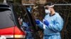 Un trabajador de la salud toma muestras de una persona para un examen de coronavirus, en Riverside Medical Goup, en Secaucus, Nueva Jersey, el 18 de marzo del 2020.