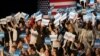 Simpatizantes del senador Bernie Sanders aplauden, mientras esperan los resultados