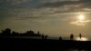 Cubanos pasean por el Malecón de La Habana al atardecer.