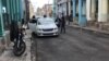 Una patrulla de la policía frente a la vivienda de la periodista María Matienzo. (Foto: Facebook)