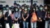 Pasajeros del metro de Bangkok con máscaras protectoras. (Mladen ANTONOV/AFP)