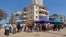 Personas hacen fila para comprar alimentos tras el paso del huracán Irma, hoy jueves, 14 de septiembre de 2017, en La Habana (Cuba).