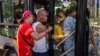 Cubanos se agolpan para subir a un autobús en la capital. (AP/Ramon Espinosa).
