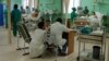 Personal médico labora en una unidad de cuidados intensivos en un hospital de La Habana. (Archivo)