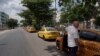 Una cola de taxis esperan abastecerse de combustible en La Habana. REUTERS/Alexandre Meneghini
