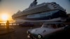 El crucero británico Marella Explorer 2, atraca en el puerto de La Habana, el 18 de marzo de 2022. (Foto AP/Ismael Francisco)