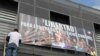 Póster "Libertad para los Presos Políticos Cubanos", en La Pequeña Habana, en la ciudad de Miami.