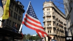 Una bandera de Estados Unidos ondea sobre un bicitaxi.