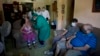 Técnicos de la salud realizan la prueba del coronavirus a una pareja en La Habana, el 14 de mayo del 2020.