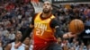 Rudy Gobert, pívot del Jazz de Utah, atrapa un rebote frente a Bam Adebayo, del Heat de Miami, en el partido del miércoles 12 de febrero de 2020 (AP Foto/Rick Bowmer)