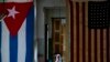 Una bandera de Estados Unidos y una de Cuba al interior de una casa habanera. (AP Photo/Ramón Espinosa)