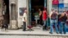 Cubanos hacen cola para comprar huevos en una bodega en La Habana. (Archivo Yamil Lage/AFP)