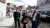 En Bolivia, periodistas visten nasobucos para protegerse del COVID-19. (REUTERS/David Mercado)