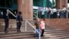 Miembros del Servicio de Inteligencia Boliviariano (SEBIN), en las afueras del edificio donde están las oficinas del presidente encargado de Venezuela, Juan Guaidó.