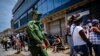 Un soldado patrulla una cola frente a un mercado en La Habana. (AP/Ramon Espinosa)