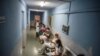 El pasillo de un hospital en La Habana. (Ramón Espinosa Pool vía REUTERS)