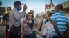 Policías organizan las colas en La Habana