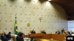 El abogado José Luis de Oliveira (d), defensor del ex ministro brasileño José Dirceu, uno de los 38 acusados por corruptelas que salpicaron al Gobierno de Luiz Inácio Lula da Silva en 2005.