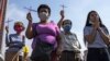 Venezolanos oran en medio de la pandemia de COVID-19.