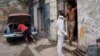 Una enfermera indaga sobre los pacientes que faltan por vacunarse contra el COVID-19, en un barrio de La Habana. REUTERS/Alexandre Meneghini