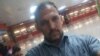 Rolando Rodríguez Lobaina, en el Aeropuerto Internacional José Martí, de La Habana, minutos antes de ser arrestado el pasado miércoles. (Cortesía)