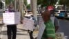 El congresista republicano, Carlos Giménez, dijo que hay crisis migratoria en la frontera mientras que familiares de cubanos que naufragaron en aguas de Bahamas piden información sobre sus seres queridos.