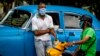 Choferes cubanos deberán pagar seguro de autos. AP Photo/Ramon Espinosa