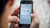 Una persona utiliza su celular para conectarse a Google en una zona Wi-Fi de Cuba. (Archivo)