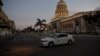 Una patrulla de la policía en La Habana. YAMIL LAGE / AFP