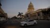 Una patrulla de la policía en La Habana. YAMIL LAGE / AFP