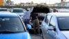 Potenciales compradores de autos inspeccionan un automóvil en La Habana, Cuba, el 25 de febrero del 2020.