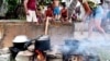 Cubanos cocinan con leña en una hornilla improvisada en plena calle. (@FoodMonitorP)