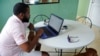 El periodista Abraham Jiménez Enoa, en una foto tomada en La Habana, en 2016. (Yamil LAGE/AFP)
