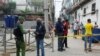 Un oficial revisa documentos en una calle en cuarentena por COVID-19 en La Habana. REUTERS/Stringer