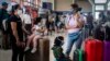 Viajeros con noasobucos esperan sus vuelos en el Aeropuerto Internacional José Martí de La Habana.