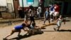 Un grupo de niños jugando en la calle sin protección contra el COVID-19.