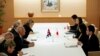 El vicepresidente cubano Ricardo Cabrisas reunido con el canciller japonés Fumio Kishida en Tokio el 9 de marzo de 2015..