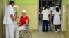 Una mujer es tratada en el hospital provincial de Guantánamo tras resultar herida en un accidente de tránsito. (Archivo)