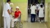 Una mujer es tratada en el hospital provincial de Guantánamo tras resultar herida en un accidente de tránsito. (Archivo)