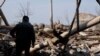 Un hombre observa el 28 de marzo de 2023 los escombros tras un ataque de Rusia en Avdiivka, Donetsk, Ucrania. (Donetsk Region Police/via REUTERS).