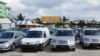 Autos nuevos y usados en un lote de La Habana.