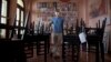 Gregory Biniowsy, canadiense copropietario del Nazdarovie restaurant posa en su estableciemiento cerrado durante el COVID-19.AP Photo/Ismael Francisco)