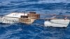 Un buen samaritano encontró a un migrante flotando en esta balsa improvisada, el 28 de agosto de 2021. (Foto de la Guardia Costera de EEUU)