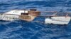 Un buen samaritano encontró a un balsero flotando en esta balsa improvisada, el 28 de agosto de 2021. (Foto de la Guardia Costera de EEUU)