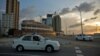 Patrullas de la policía bloquean el acceso al Malecón, en La Habana, durante el toque de queda establecido por el repunte de coronavirus. (YAMIL LAGE / AFP)