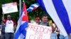La gente participa en una manifestación frente a la Casa Blanca en Washington, el martes 13 de julio de 2021, en apoyo a los manifestantes en Cuba. (Foto AP / Susan Walsh)
