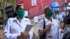 La doctora Liz Caballero y la estudiante de Medicina Susana Diaz recorren el Vedado en busca de casos de COVID-19.