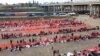 (ARCHIVO) Los inmigrantes esperan ser procesados en un centro de tránsito de la Patrulla Fronteriza de EEUU después de cruzar la frontera desde México en Eagle Pass, Texas, el 20 de diciembre de 2023. Francois PICARD / AFP.