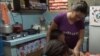 Ayda Expósito, esposa del pastor Ramón Rigal, da clases a sus hijos en el hogar. Ese fue el motivo por el que fueron ambos condenados a prisión. (Captura de video/Cubanet)